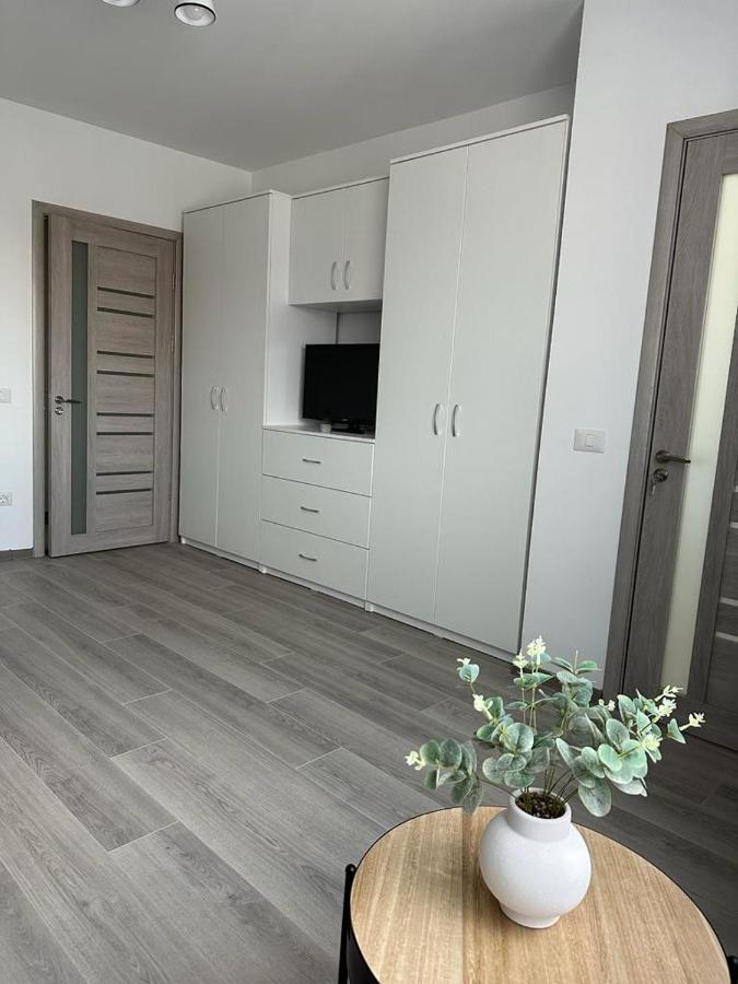 Luxury Apartments And Studios Boulevard G Enescu Suceava Exterior photo